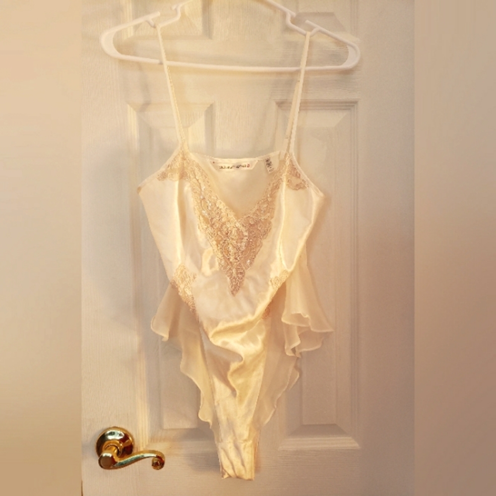 Vintage Victoria's Secret Off White Lace Cami. NWOT, Snap Bottom. Size Small